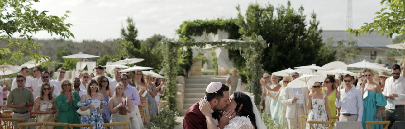 jewish wedding in Italy - Newlyweds and chuppa